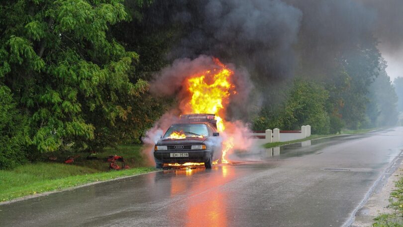 Strašna saobraćajna nesreća kod Bora, među povređenima i dete: Automobil potpuno smrskan, delovi rasuti svuda po putu (FOTO)