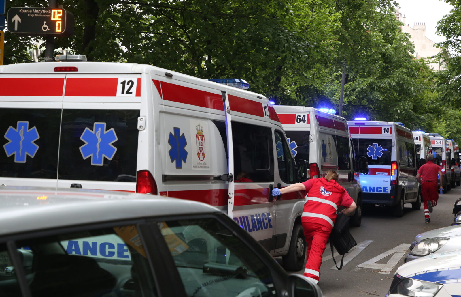 VIDIM KAKO DRŽI UBIJENOG SINA, POGOĐENOG IZ KALAŠNJIKOVA, I KAŽE "HAJDE, IDEMO KUĆI!" Lekar Hitne pomoći o potresnim prizorima nakon masakra u Mladenovcu Hitna pomoć foto:ATA images