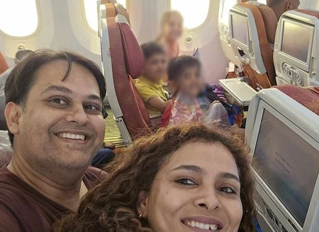 POSLEDNJI SELFI PRE TRAGEDIJE Preneli su sve snove u avion, ali nikada nisu stigli do boljeg života: Slika sa pet osmeha sada KIDA DUŠU!
