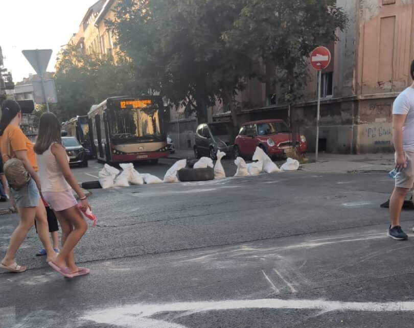 BLOKADERI OPET PARALISALI BEOGRAD!Građani na ivici živaca zbog divljanja vandala!
