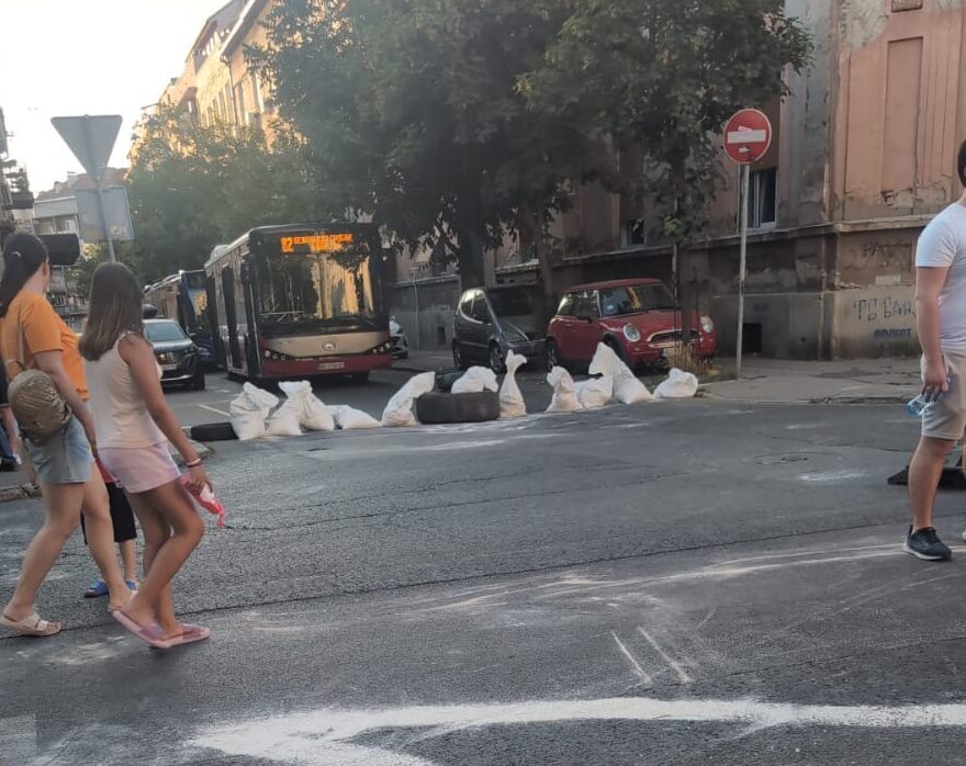 SLUPALI ČOVEKU AUTO! Blokaderi iz Zemuna prave haos: Zaustavili saobraćaj, zabarikadirali se