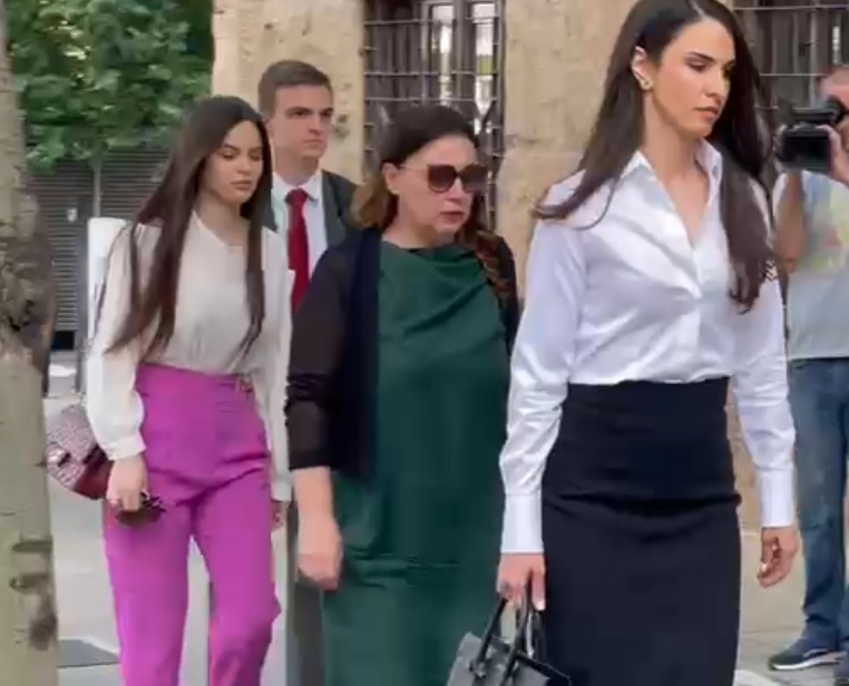 MILJANA KECMANOVIĆ STIGLA U SUD, SVE VREME SE KRILA OD REPORTERA: Danas se razmatraju žalbe roditelja dečaka ubice