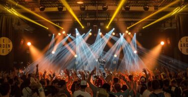 TALAS NAPADA ŠPRICEVIMA TOKOM FESTIVALA, TINEJDŽERKE ZAVRŠILE U BOLNICI Ubodeno 145 ljudi širom Francuske