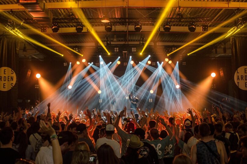 TALAS NAPADA ŠPRICEVIMA TOKOM FESTIVALA, TINEJDŽERKE ZAVRŠILE U BOLNICI Ubodeno 145 ljudi širom Francuske