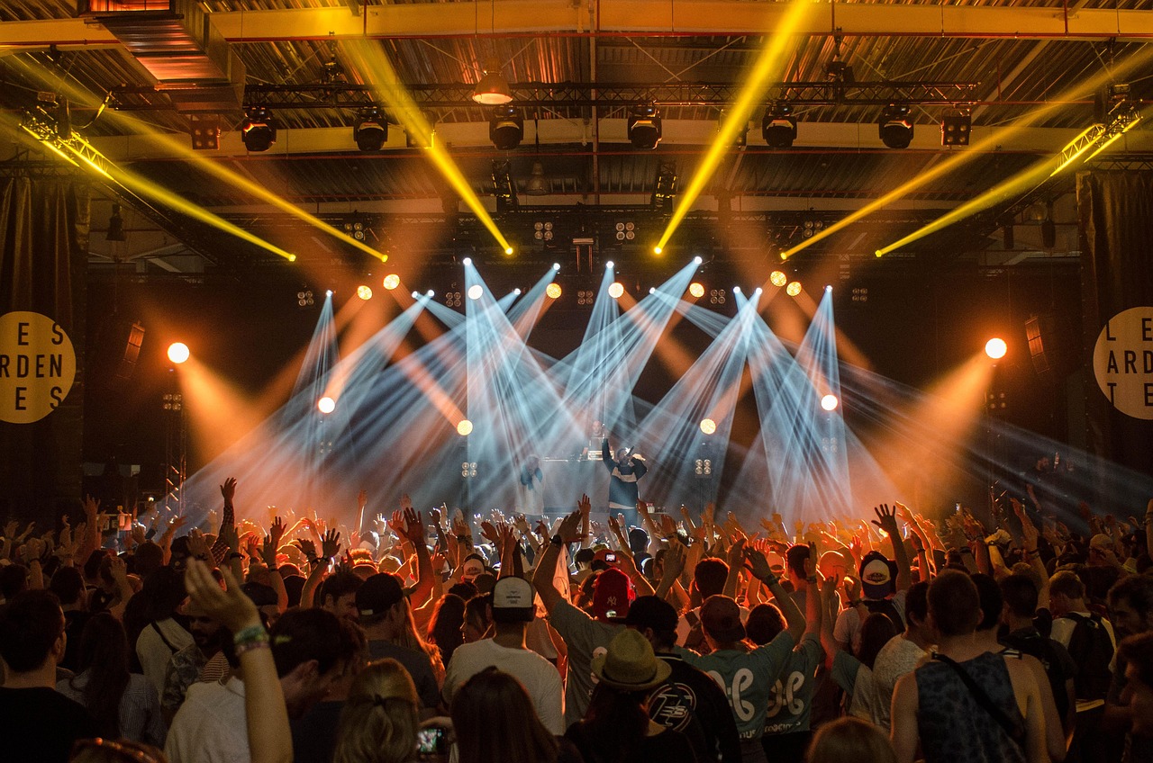 TALAS NAPADA ŠPRICEVIMA TOKOM FESTIVALA, TINEJDŽERKE ZAVRŠILE U BOLNICI Ubodeno 145 ljudi širom Francuske