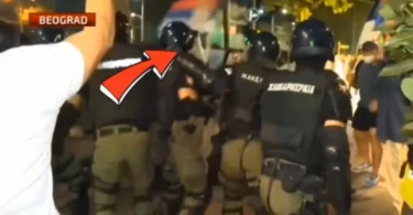 SRAMNE SCENE NA VIDOVDAN U BEOGRADU: Blokaderi srpskom trobojkom udarali pripadnike Žandarmerije