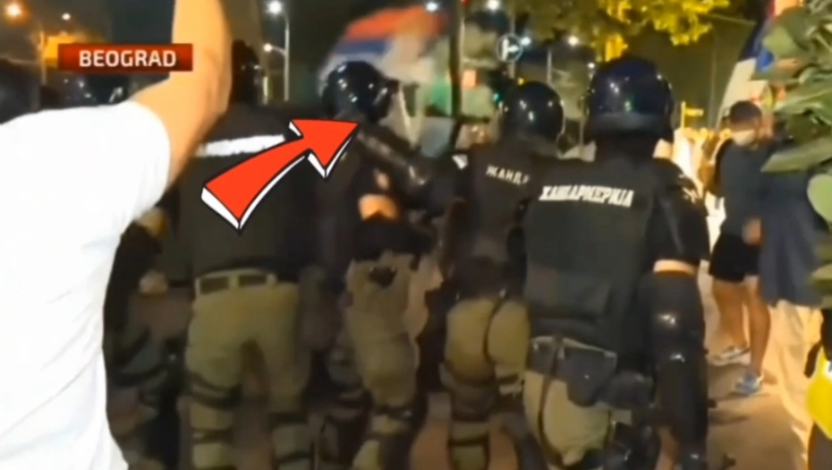 SRAMNE SCENE NA VIDOVDAN U BEOGRADU: Blokaderi srpskom trobojkom udarali pripadnike Žandarmerije
