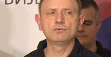 SKINULI SU PRSLUKE I KRENULI NA KORDON POLICIJE... IMAMO ŠEST POVREĐENIH POLICIJSKIH SLUŽBENIKA Vasiljević otkrio kako je počelo nasilje blokadera u Beogradu