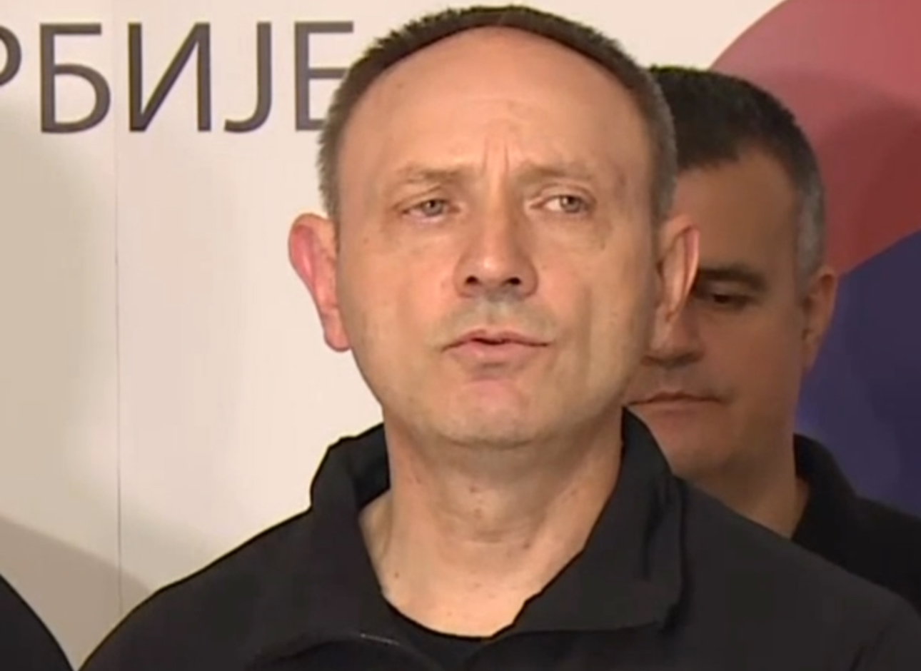 SKINULI SU PRSLUKE I KRENULI NA KORDON POLICIJE... IMAMO ŠEST POVREĐENIH POLICIJSKIH SLUŽBENIKA Vasiljević otkrio kako je počelo nasilje blokadera u Beogradu