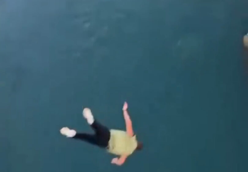 TURISTA SKOČIO U NERETVU, UMALO UBIO DECU, PA DOBIO BATINE! Drama u Mostaru! Pijan se popeo na most i završio u reci obučen