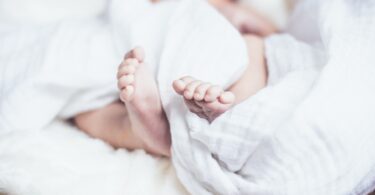 MAJKA BEBU PLJUVALA, PSOVALA i GUŠILA JASTUKOM, A PRED SESTRAMA SE PRAVILA BRIŽNA Jezivi detalji užasa u banjalučkoj bolnici