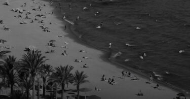 TURISTI U ŠOKU, GDE SU SPASIOCI? DEČACI STRADALI U TALASIMA DOK JE PLAŽA BILA PUNA LJUDI!