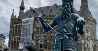 STATUA KARLA VELIKOG SE OKRENULA LEĐIMA GRADU: Šta nas uči legenda o Karlovoj česmi?