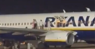 DRAMA! DOJAVLJEN POŽAR U AVIONU! Putnici skaču sa krila na pistu, ima povređenih! Opšti haos na aerodromu u Majorki