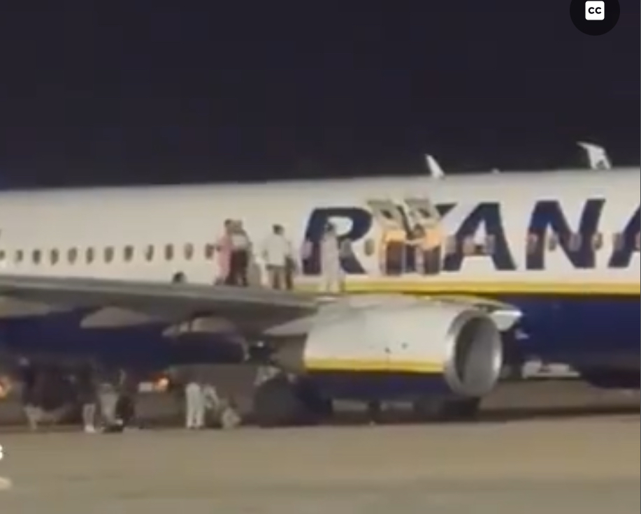 DRAMA! DOJAVLJEN POŽAR U AVIONU! Putnici skaču sa krila na pistu, ima povređenih! Opšti haos na aerodromu u Majorki