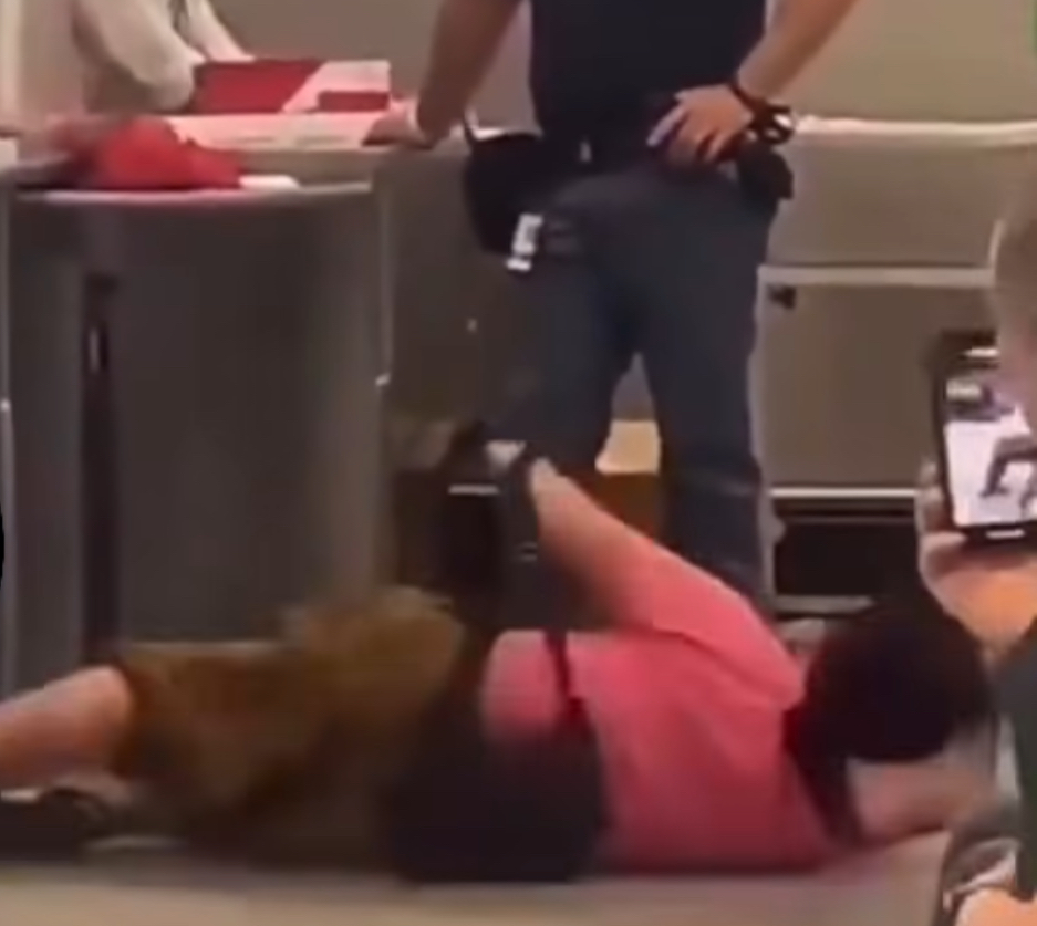 DRAMA NA AERODROMU: Putnica doživela NERVNI SLOM kada su joj rekli da joj je kofer PRETEŽAK-Bacala se po podu, UZNEMIRUJUĆI SNIMAK SE DELI MREŽAMA