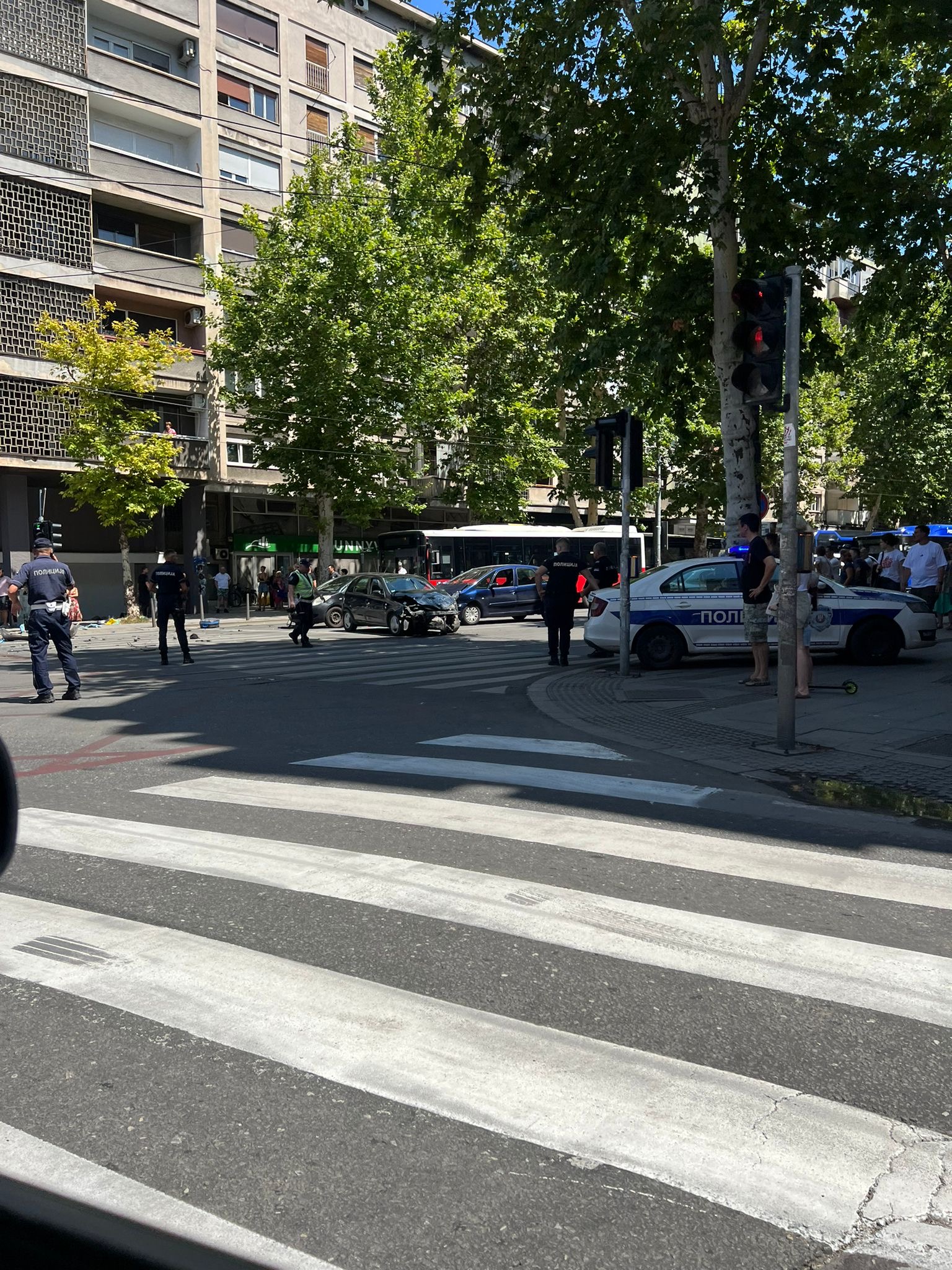 DEVOJČICI (10) SE BORE ZA ŽIVOT, OTAC I BRAT U TEŠKOM STANJU Najnoviji detalji sudara u centru Beograda