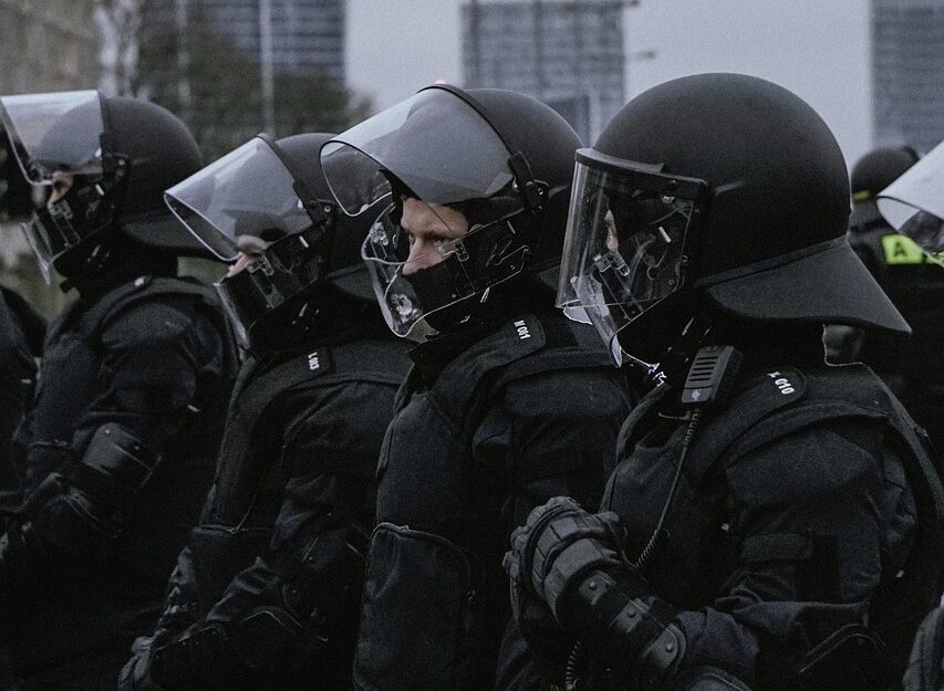 KOJA SU OVLAŠĆENJA POLICIJE? Protesti i blokade puteva