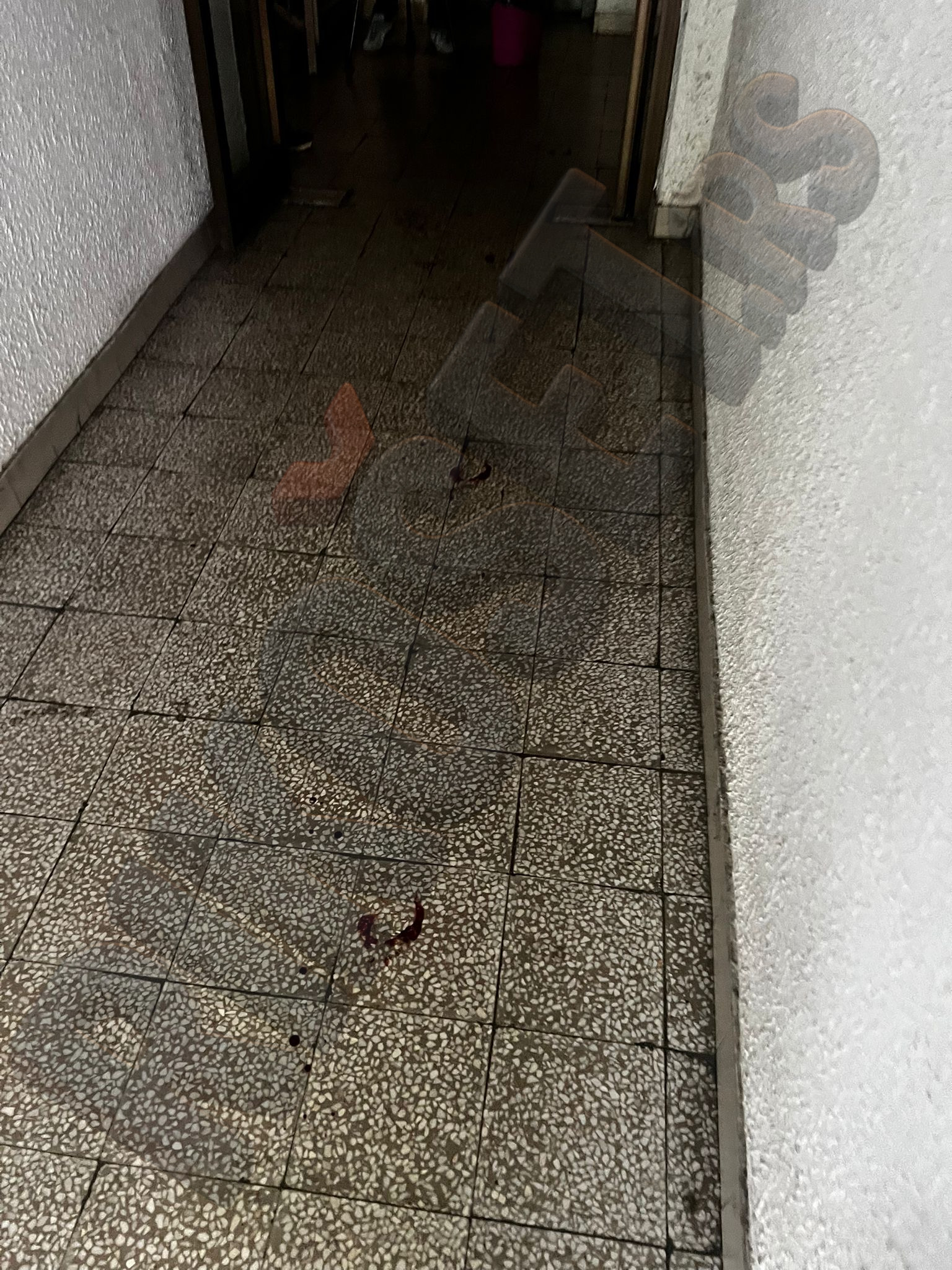 Tragovi krvi po celoj zgradi: Povređeni muškarac izleteo na ulicu da traži pomoć - novi detalji napada u centru Beograda
