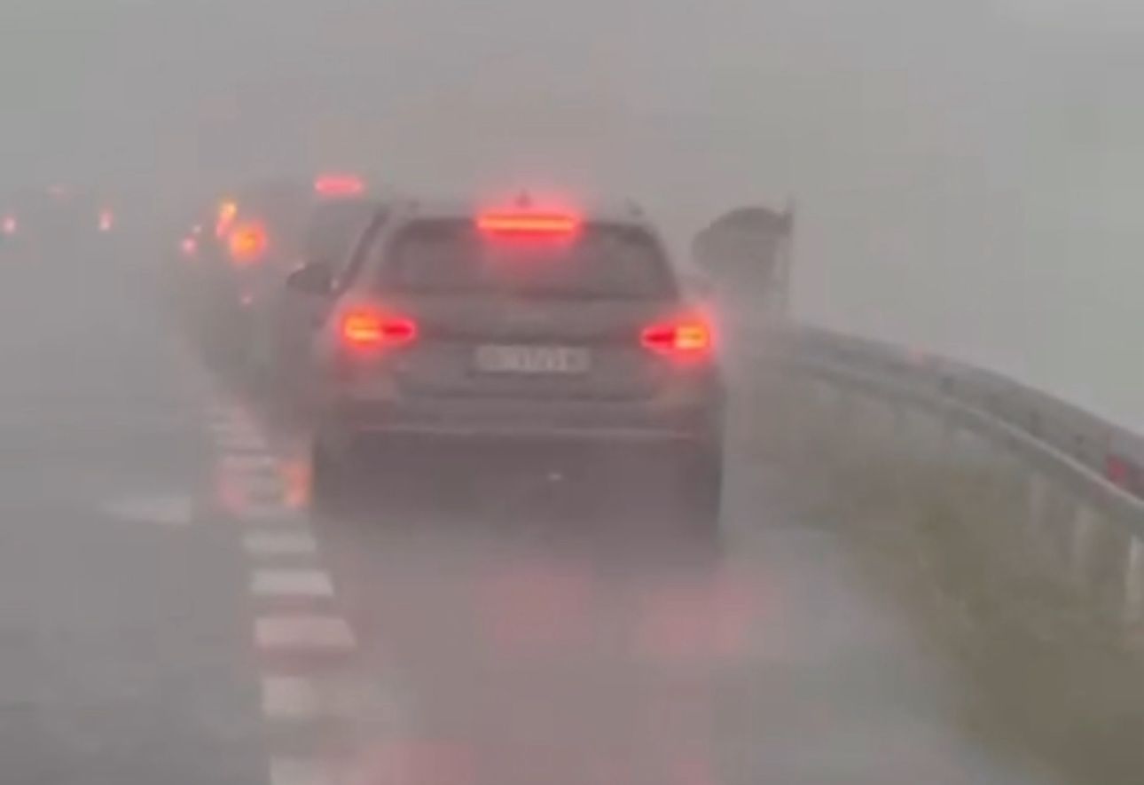 AUTO-PUT KA ŠAPCU BLOKIRAN: Jak pljusak zaustavio saobraćaj