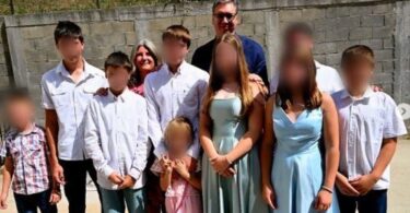 VUČIĆ U POSETI JEDANAESTOČLANOJ PORODICI! Vasiljevićima uručio 8 kubika drva: Nadam se da će vam ovo malo pomoći!