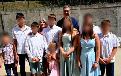 VUČIĆ U POSETI JEDANAESTOČLANOJ PORODICI! Vasiljevićima uručio 8 kubika drva: Nadam se da će vam ovo malo pomoći!