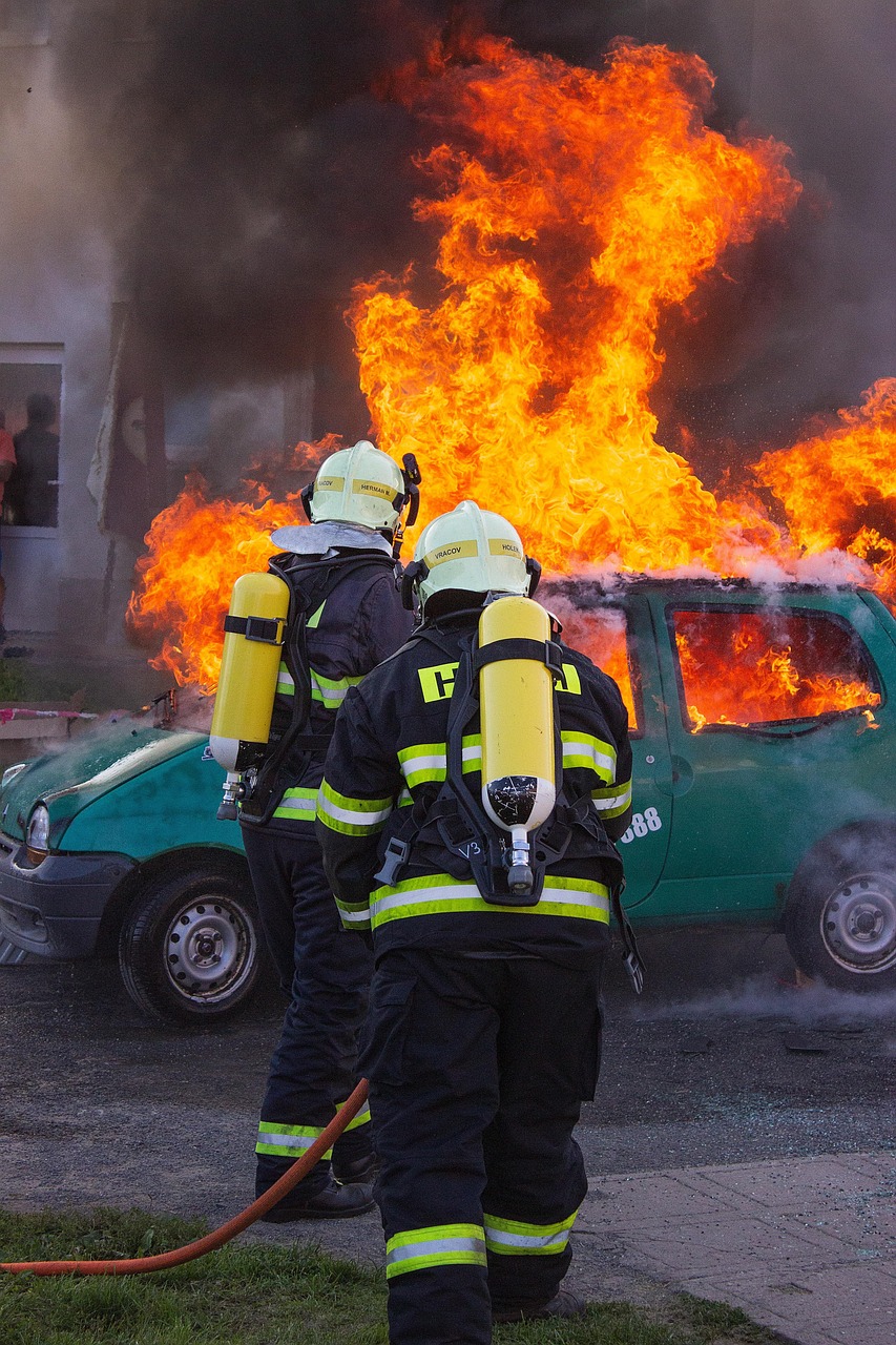 GORE AUTOMOBILI NA BEŽANIJSKOJ KOSI: Vatrogasci na licu mesta