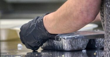 UHAPŠEN DOSTAVLJAČ HRANE U BEOGRADU: Umesto pice i sendviča, policija mu u torbi našla marihuanu i amfetamine!