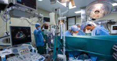 HIRURG PRIKAČEN NA INFUZIJU OPERISAO ŽENU OBOLELU OD TUMORA PLJUVAČNE ŽLEZDE: Ovo su detalji
