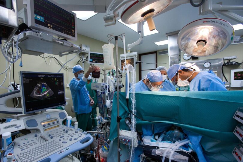 HIRURG PRIKAČEN NA INFUZIJU OPERISAO ŽENU OBOLELU OD TUMORA PLJUVAČNE ŽLEZDE: Ovo su detalji