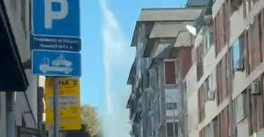 „Gejzir“ na Vračaru – hidrant oštećen, voda poplavila ulicu