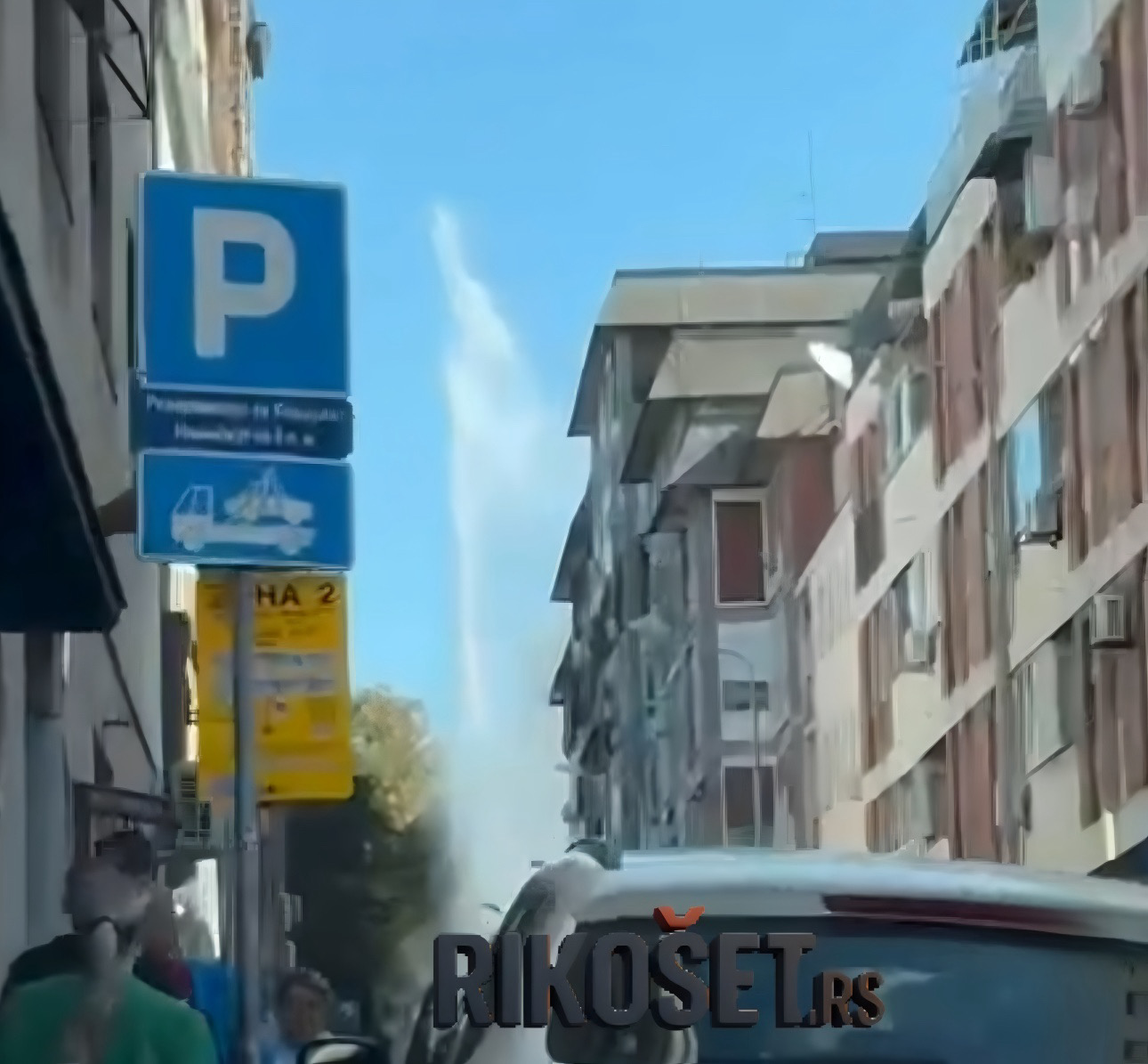 „Gejzir“ na Vračaru – hidrant oštećen, voda poplavila ulicu