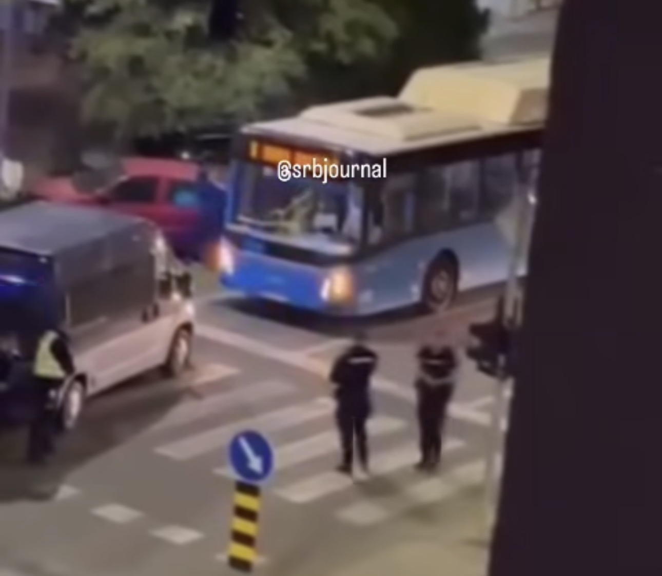 POLICIJA BLOKIRALA ULICU zbog dojave da je u autobusu muškarac sa automatskom puškom