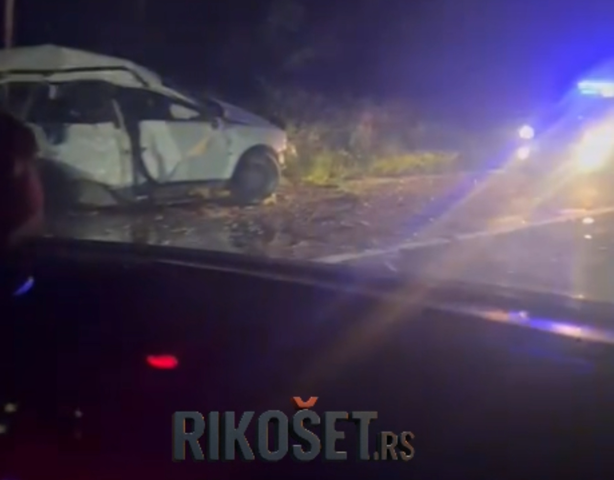 VOZILO JE SMRSKANO SVE VRVI OD POLICIJE: Stravična saobraćajna nesreća u Bogutovcu