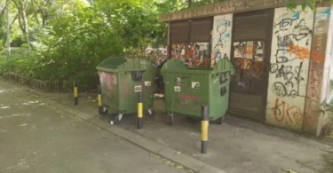ODREĐEN PRITVOR MAJCI KOJA JE OSTAVILA BEBU PORED KONTEJNERA Novorođenče bilo u zavezanoj kesi