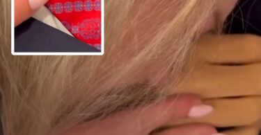 UZNEMIRUJUĆI PRIZOR KOJI RAZDIRE SRCA: SUPRUGA UBIJENOG ČARLIJA KIRKA MU LJUBI RUKE U OTVORENOM KOVČEGU (VIDEO)