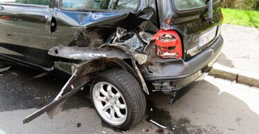 MUŠKARAC PUZI PORED PUTA KA BEOGRADU: Prolaznici ga videli sa krvavom glavom na betonu i nogom koja mu visi - JEZIVA SCENAMUŠKARAC PUZI PORED PUTA KA BEOGRADU: Prolaznici ga videli sa krvavom glavom na betonu i nogom koja mu visi - JEZIVA SCENA