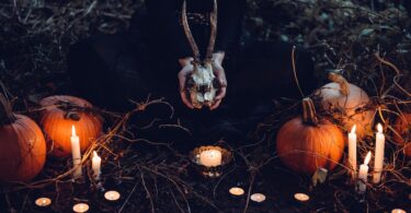 Ritualno spaljena starica (71), a sin tvrdi: "To što gori je Sotona, a ne baba“