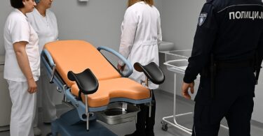 „Rascopaću ti glavu i izbiti ta tri zuba“ – Nastavljeno suđenje ginekologu u Sremskoj Mitrovici: Babice otkrile nove detalje akušerskog nasilja