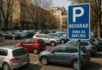 Drama u Rakovici: Otac i sinovi demolirali ulaz u zgradu zbog parkinga, komšija povređen