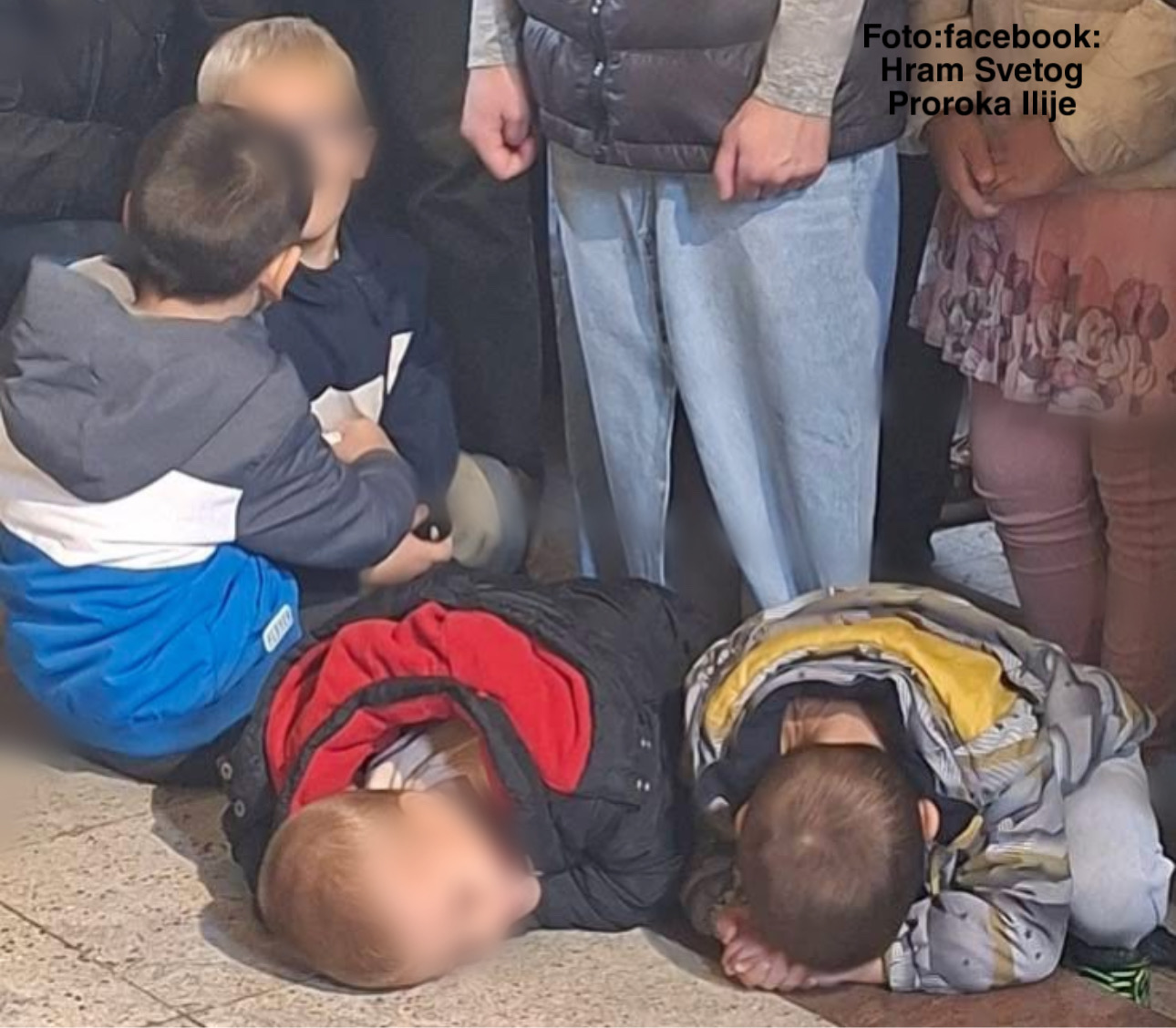 Kada deca kleče umesto odraslih: lekcija sa liturgije iz Beograda je nešto najlepše što ćete videti danas