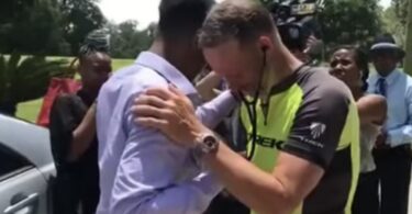 Otac prešao 2.000 kilometara biciklom da bi čuo otkucaje srca preminule ćerke u drugom čoveku Foto:youtube:cbs