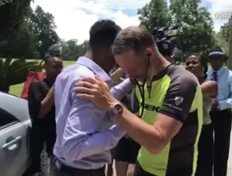 Otac prešao 2.000 kilometara biciklom da bi čuo otkucaje srca preminule ćerke u drugom čoveku Foto:youtube:cbs