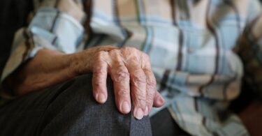 NAJSTARIJA ŽENA NA SVETU JE ŽIVELA 122 GODINE?! Njen recept za dug život: CIGARETE, VINO i ČOKOLADA?
