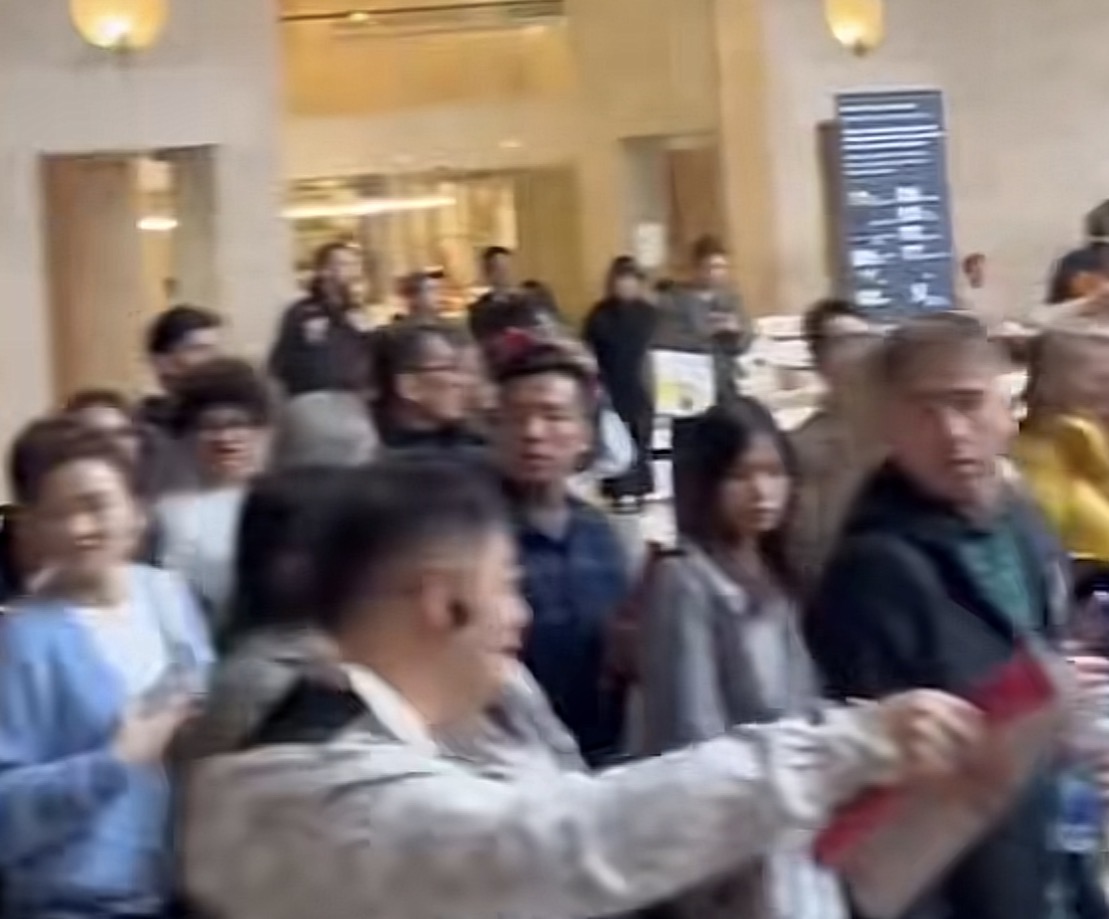 UDARNA VEST! EVAKUISAN LUVR, UKRADENA KRUNA PRONAĐENA OŠTEĆENA U BLIZINI MUZEJA