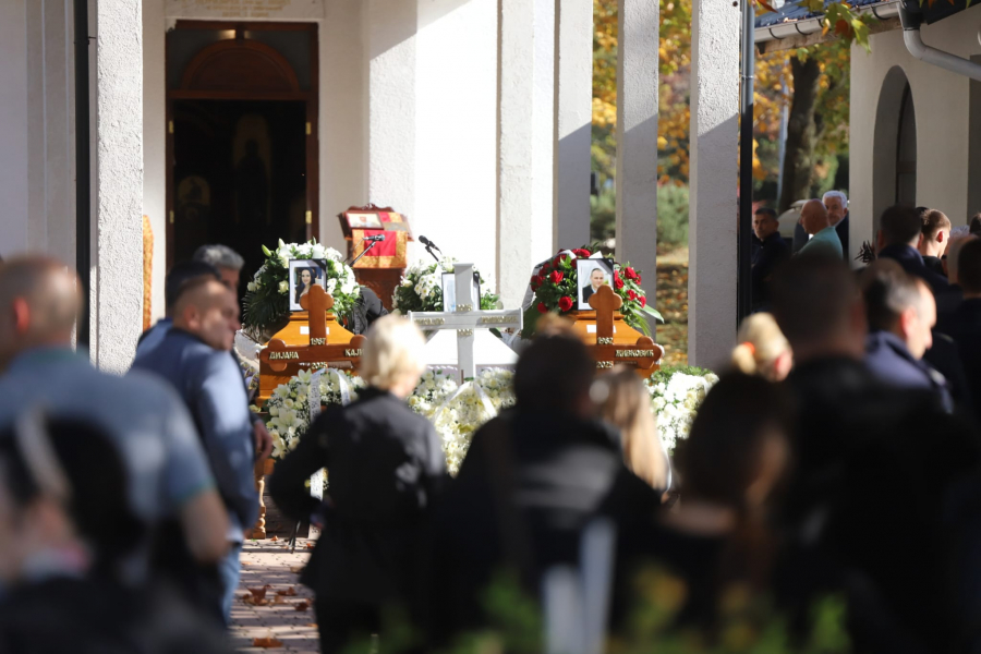 BELI SANDUK RASPLAKAO SVE PRISUTNE NA GROBLJU Cveće, sveće i fotografije nastradale porodice na ulazu u kapelu! 