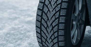 Od danas obavezne zimske gume ako na putu ima snega, leda ili poledice