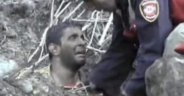 “NEMOJTE ME IZVLAČITI, OBE ĆERKE ME DRŽE ZA RUKE” Otac iz mulja koji nije hteo da pusti ćerke: POTRESNO