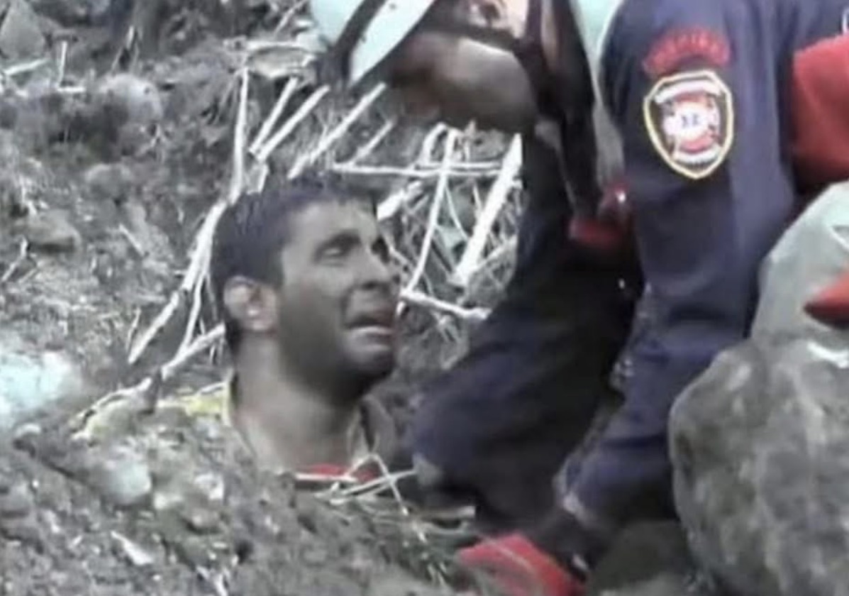 “NEMOJTE ME IZVLAČITI, OBE ĆERKE ME DRŽE ZA RUKE” Otac iz mulja koji nije hteo da pusti ćerke: POTRESNO