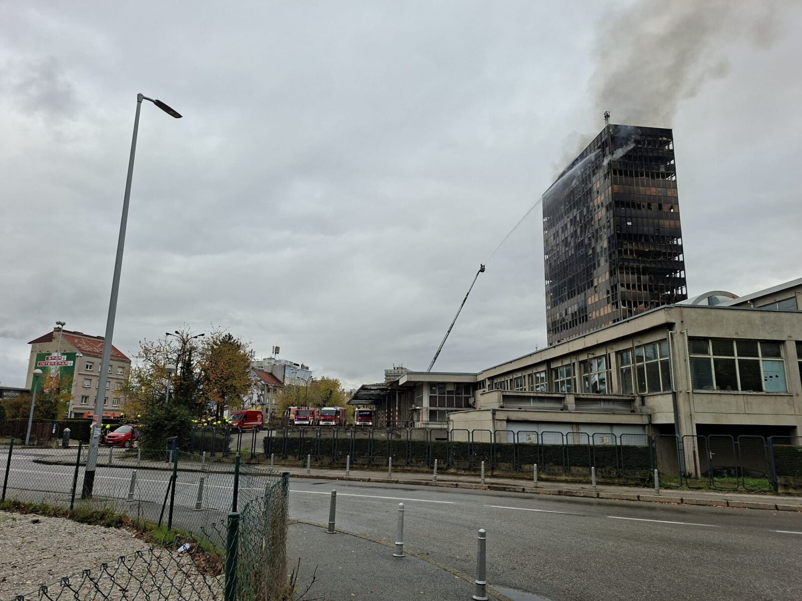 JUTRO NAKON VELIKOG POŽARA U ZAGREBU: Vatra u Vjesnikovom tornju i dalje tinja, vatrogasci na visinskim platformama gase poslednja žarišta